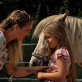 Lisa Fatio avec une élève, lors d'un cours de Pédagogie équine.